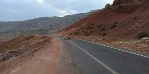 ERUH’TA YOLA DÜŞEN DEV KAYA PARÇASI SÜRÜCÜLERİ KORKUTTU