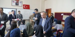VALİ ATİK, 3 BİN ÖĞRENCİYE LGS KİTABI HEDİYE ETTİ
