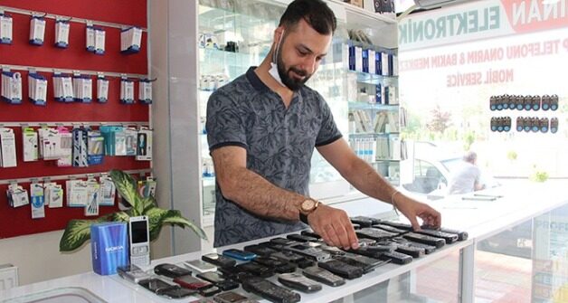 Siirt’te yıllardır telefon tamiri ve satış işiyle uğraşan Sinan Çengel,
