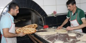 300 DERECELİK FIRIN ÖNÜNDE ORUÇLU HALDE ÇALIŞIYORLAR