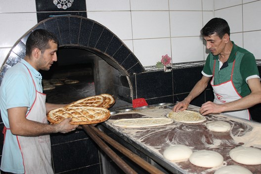 300 DERECELİK FIRIN ÖNÜNDE ORUÇLU HALDE ÇALIŞIYORLAR