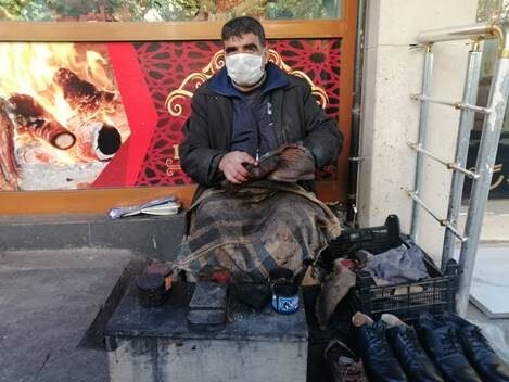 Siirt’te 32 yıldır ayakkabı boyacılığı yaparak geçimini sağlamaya çalışan Tahir