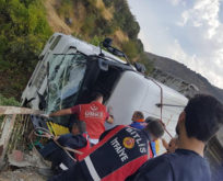 BAYKAN’DA VİRAJI ALAMAYAN TUĞLA YÜKLÜ TIR DEVRİLDİ: 1’İ AĞIR 2 YARALI