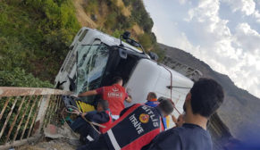 BAYKAN’DA VİRAJI ALAMAYAN TUĞLA YÜKLÜ TIR DEVRİLDİ: 1’İ AĞIR 2 YARALI