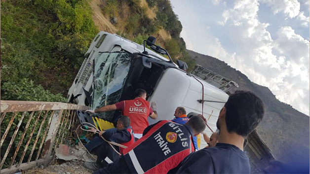 BAYKAN’DA VİRAJI ALAMAYAN TUĞLA YÜKLÜ TIR DEVRİLDİ: 1’İ AĞIR 2 YARALI