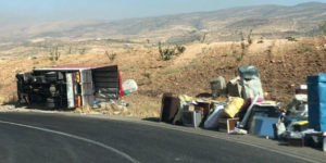 EV EŞYASI TAŞIYAN KAMYON DEVRİLDİ