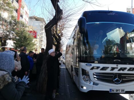 Siirt’ten kutsal topraklara gidecek olan 33 kişilik umre grubu dualarla