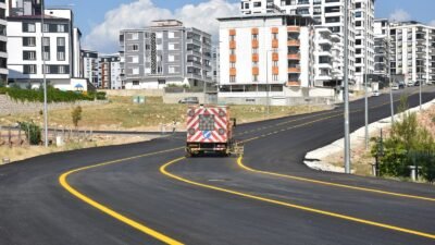 Siirt Belediyesi, sıcak bitümlü asfaltla yenilenen yollarda gerçekleştirdiği yol çizgi