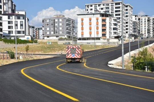 Siirt Belediyesi, sıcak bitümlü asfaltla yenilenen yollarda gerçekleştirdiği yol çizgi