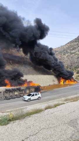 Siirt-Baykan yolu üzerinde iki tırın çarpışması sonucu araçlarda yangın çıktı.