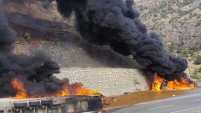 Siirt-Baykan yolu üzerinde iki tırın çarpışması sonucu araçlarda yangın çıktı.