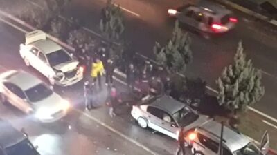 Siirt-Kurtalan karayolu Ford Kavşağı mevkiinde, yağış nedeniyle kayganlaşan yolda zincirleme
