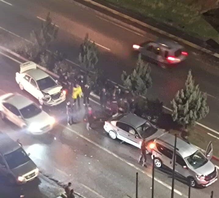 Siirt-Kurtalan karayolu Ford Kavşağı mevkiinde, yağış nedeniyle kayganlaşan yolda zincirleme