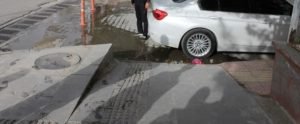 Siirt’te engelli vatandaşların kullanımı için yapılan kaldırımların iniş bölümü önüne