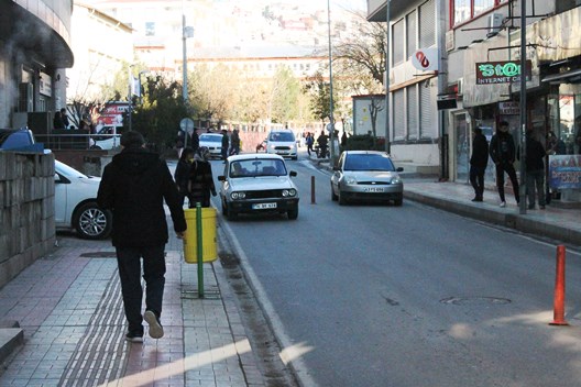 ARACINI YOL ORTASINA PARK EDİP, ALIŞVERİŞE GİTTİ!..