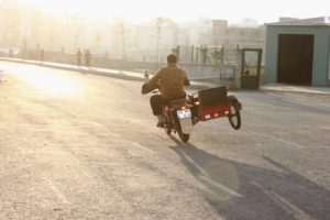 Siirt’te ana yolda seyir halinde olan bu sepetli motosiklet sürücüsü,