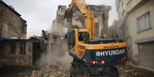 SİİRT BELEDİYESİ METRUK BİNALARI TEK TEK YIKIYOR