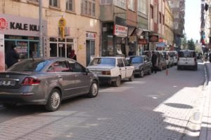 Sürü sürü araçların yol kenarlarını, kaldırımları işgal etmesi, Siirt için
