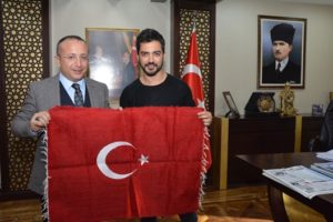 Mehmetçiklere konser vermek üzere Siirt’e gelen ünlü pop sanatçısı Yusuf