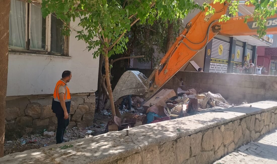 Siirt Belediyesi Temizlik İşleri Müdürlüğü ekipleri, belediyenin ihbar hattına iletilen