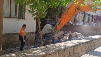 Siirt Belediyesi Temizlik İşleri Müdürlüğü ekipleri, belediyenin ihbar hattına iletilen