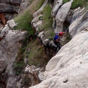 Siirt’te doğa manzaranın kalbi Ras-ıl Hacar (Taşbaşı) mevkiinde uçurumdan inerken