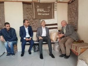 AK Parti İl Başkanı Fuat Özgür Çalapkulu, çarşı esnaflarını gezerek halkla kucaklaşmaya