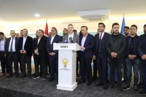 AK Parti Siirt İl Başkanı Fuat Özgür Çalapkulu, parti binasında