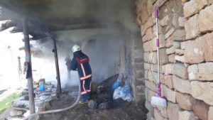 Siirt merkeze bağlı Aktaş köyünde çıkan yangında bir ev ve