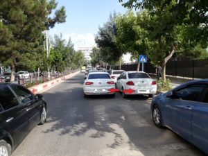Siirt’te sorumsuz ve kural tanımaz sürücüler tarafından anayola park edilen