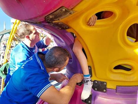 Siirt’te parkta oyun oynadığı sırada ayağı kaydırakta sıkışan çocuğu itfaiye