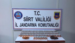 JANDARMA, ALICI KILIĞINA GİREREK, BAKIR HIRSIZLARINI YAKALADI