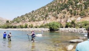 BARAJ KAPAKLARI AÇILDI, 2 BALIKÇI SUDA MAHSUR KALDI