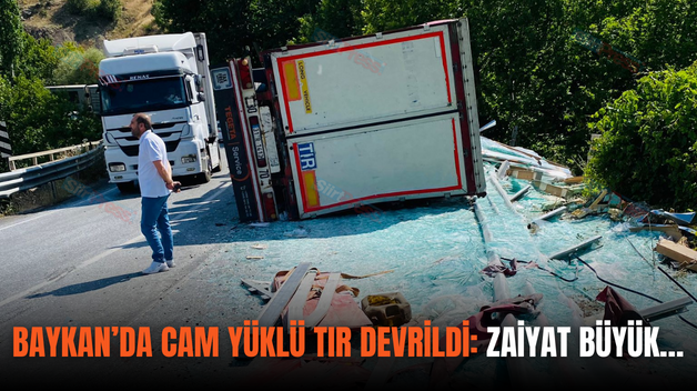 BAYKAN’DA CAM YÜKLÜ TIR DEVRİLDİ: ZAİYAT BÜYÜK…