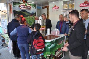 Türkiye’nin çay firması ÇAYKUR’un tanıtım tırı Siirt’te ücretsiz çay dağıttı.
