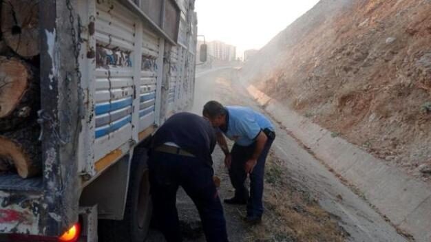 Siirt’in Kurtalan ilçesinde odun yüklü kamyonun lastiklerinden çıkan yangın, itfaiye ekiplerince söndürüldü.