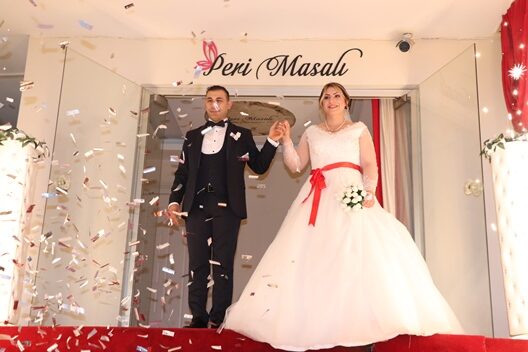 AK Parti Siirt İl Kadın Kolları Başkanı Av.Ayşe Ekinci ve