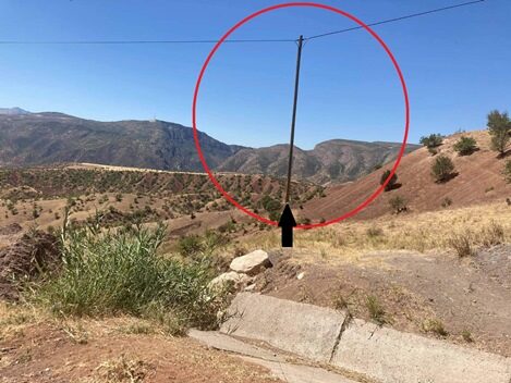 Siirt-Eruh karayolunda yaşanan fırtına sonrası toprağa saplı elektrik direği yerinden