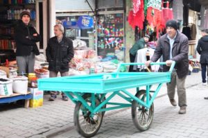 Siirt’te doğuştan bedensel engelli olan 52 yaşındaki Sabri Yılmaz, engeline