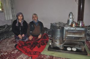 Siirt’in Ülkü Mahallesi’nde yaşayan engelli karı koca Gögün Çifti, derme