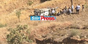 ERUH’TA ARAÇ ŞARAMPOLE YUVARLANDI: 1 ÖLÜ 2 YARALI