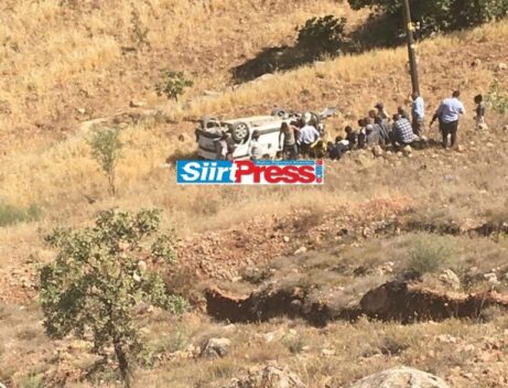 Siirt’in Eruh ilçesinde sürücüsünün direksiyon hakimiyetini kaybetmesi sonucu şarampole yuvarlanan