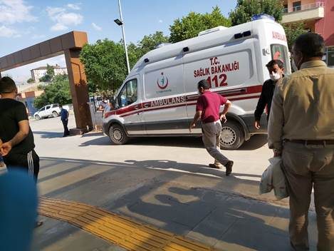 Siirt’in Eruh ilçesi Dikboğaz köyünde sürücüsünün direksiyon hakimiyetini kaybettiği traktörün