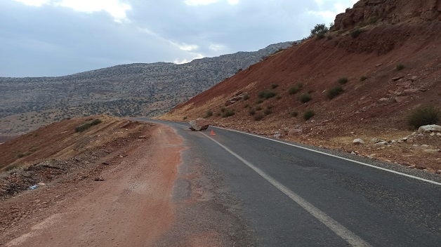 ERUH’TA YOLA DÜŞEN DEV KAYA PARÇASI SÜRÜCÜLERİ KORKUTTU