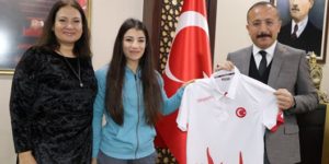 DÜNYA GÜREŞ ŞAMPİYONU DEMİRHAN, VALİ ATİK’İ ZİYARET ETTİ