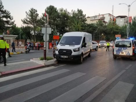 Siirt’te seyir halindeki minibüsün yola aniden çıkan bisikletli iki çocuğa