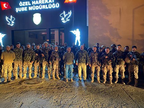 Suriye’de, Fırat Kalkanı Harekat Bölgesi’ne göreve giden Siirt Özel Harekat Şube Müdürlüğünde görevli polisler, görevlerini