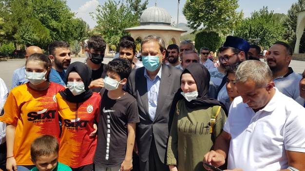 Galatasaray Spor Kulübü Başkanı seçilmesinin ardından Siirt’teki Veysel Karani Türbesi’ne gelen Burak