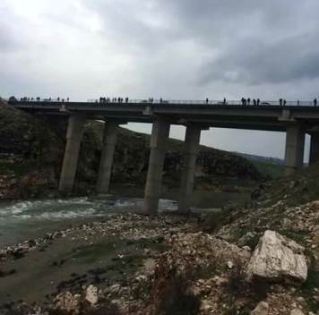 KÜÇÜKBAŞ HAYVAN TAŞIYAN MİNİBÜS DEREYE UÇTU