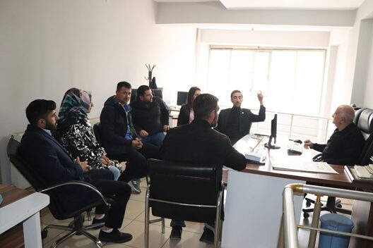 Gelecek Partisi Siirt İl Başkanı Mehmet Ensarioğlu, beraberindeki parti teşkilatı